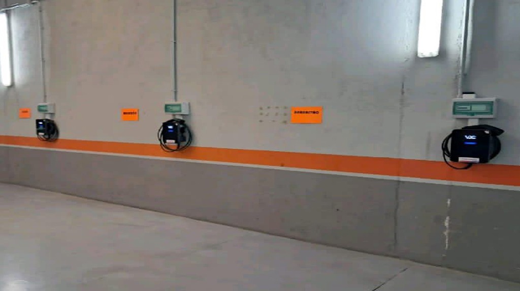 Instalación de tres puntos de recarga para vehículos eléctricos en empresa en Huesca